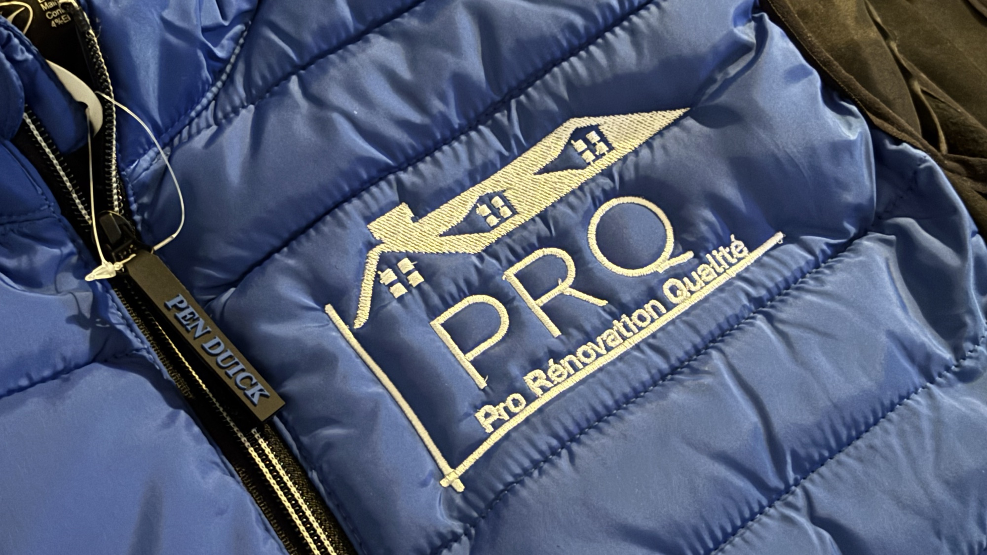 04 broderie veste et vetement logo | marquage textile goodies L'Atelier Numéro Treize
